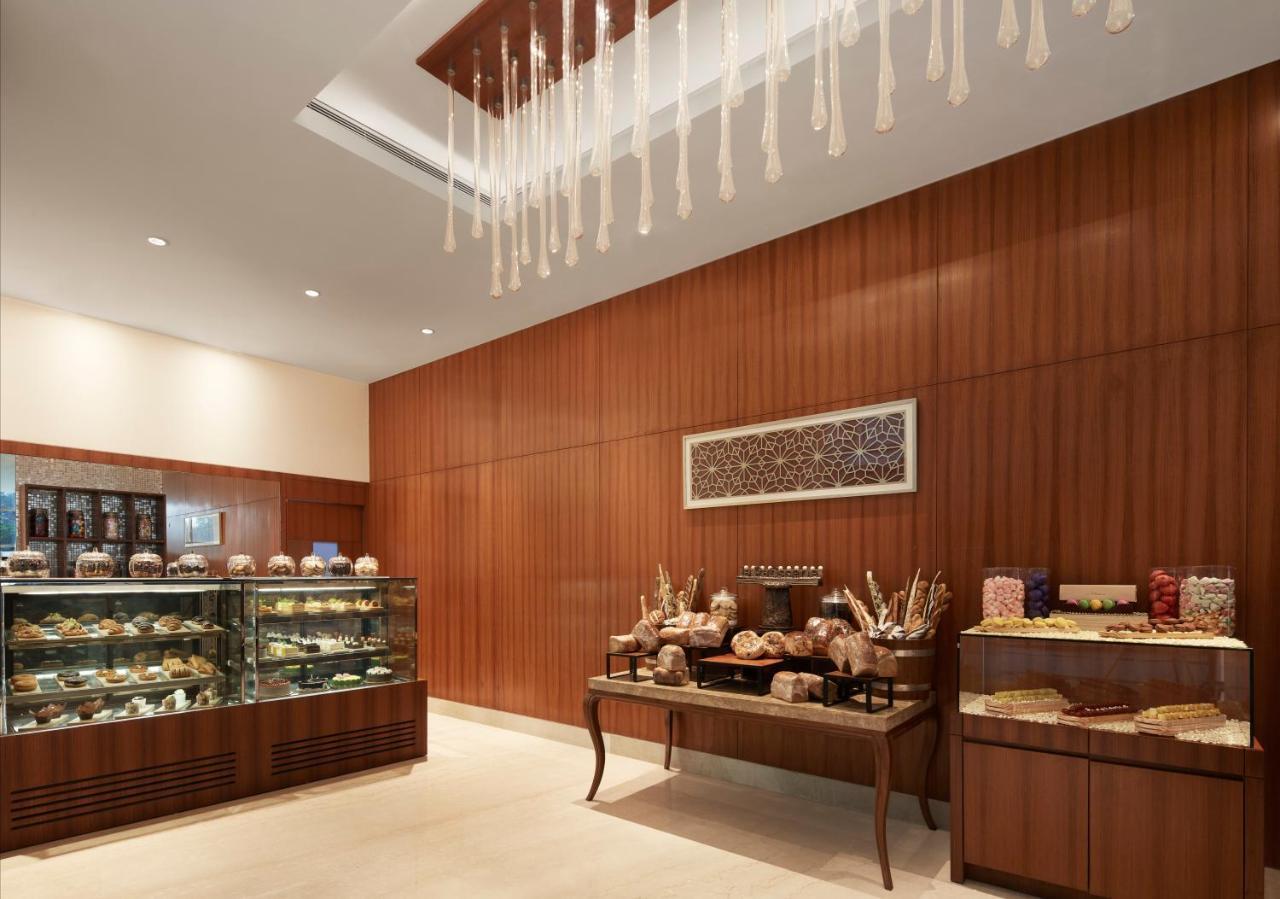 Hotel Taj Swarna, Amritsar Exterior foto The Pastry Shop