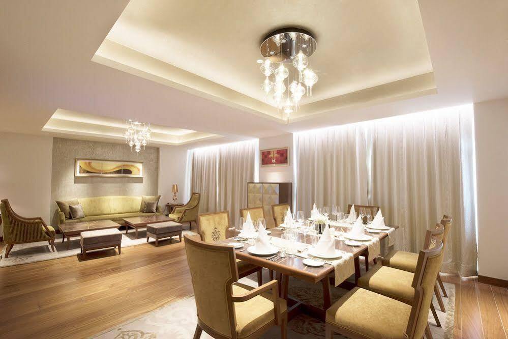 Hotel Taj Swarna, Amritsar Exterior foto A private dining room at the hotel
