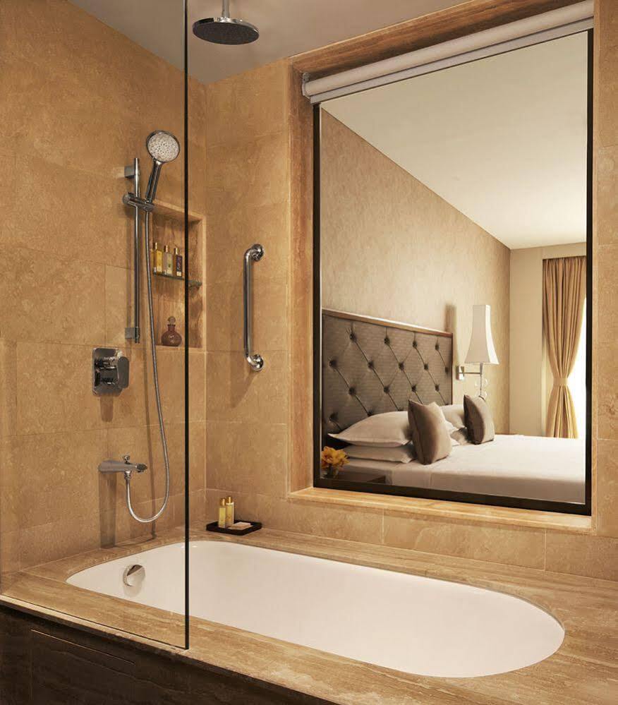 Hotel Taj Swarna, Amritsar Exterior foto Bathroom