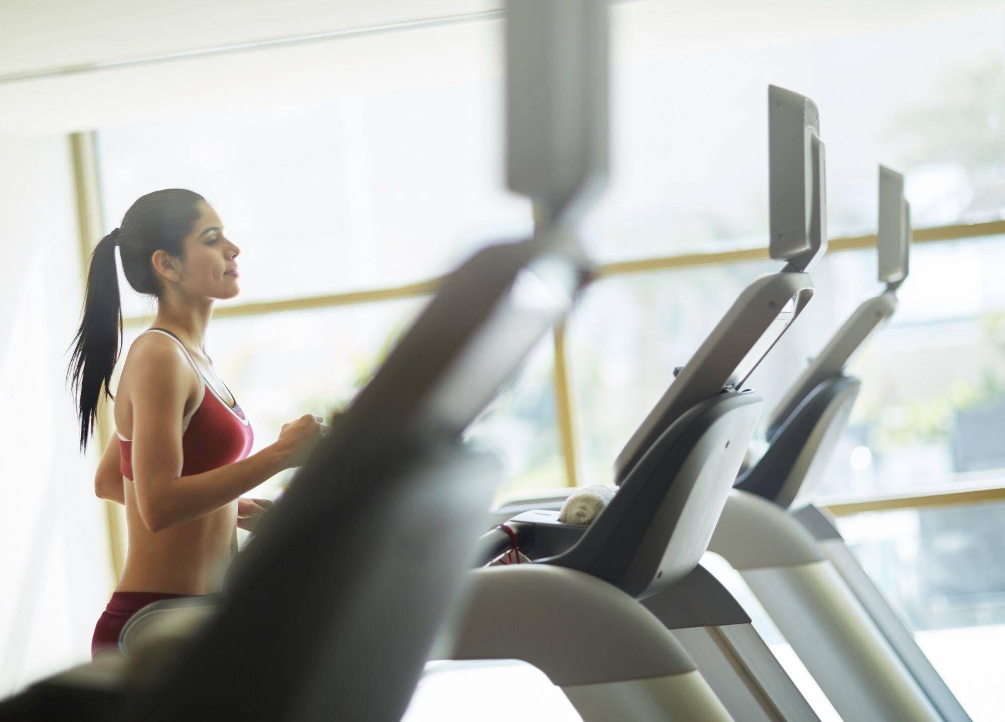 Hotel Taj Swarna, Amritsar Exterior foto A woman on a treadmill
