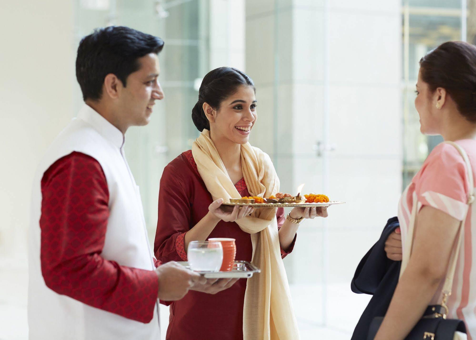 Hotel Taj Swarna, Amritsar Exterior foto Indian people greeting each other