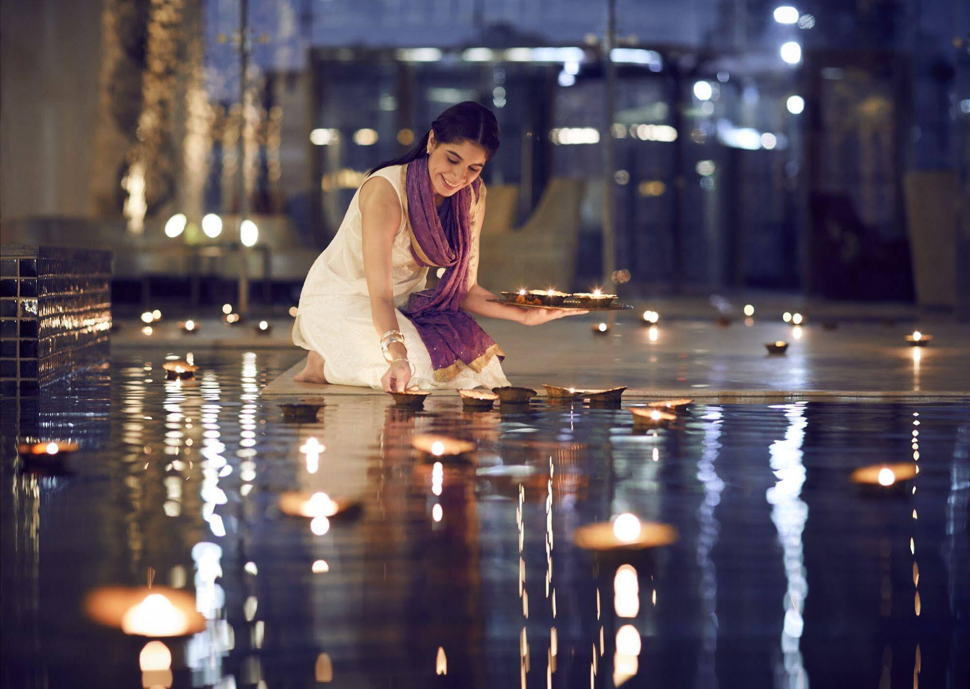Hotel Taj Swarna, Amritsar Exterior foto A woman lighting a diya